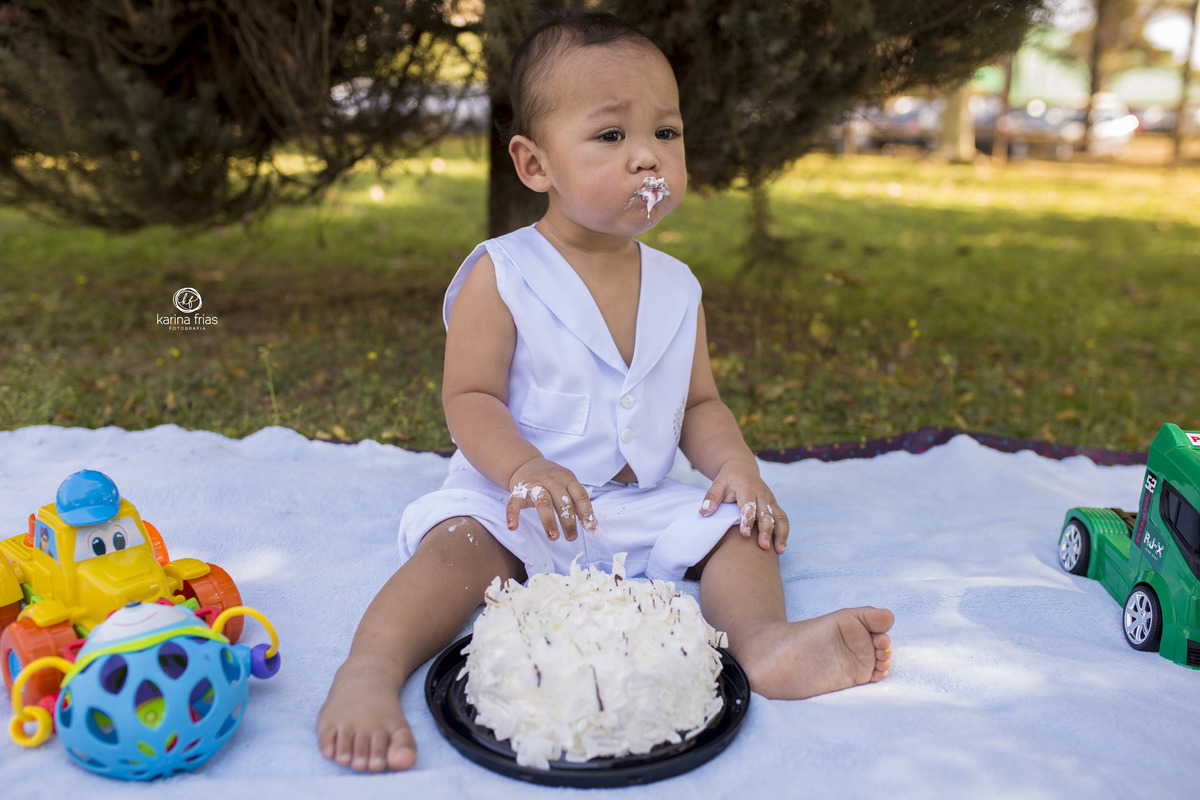 a criança come o bolo no ensaio externo