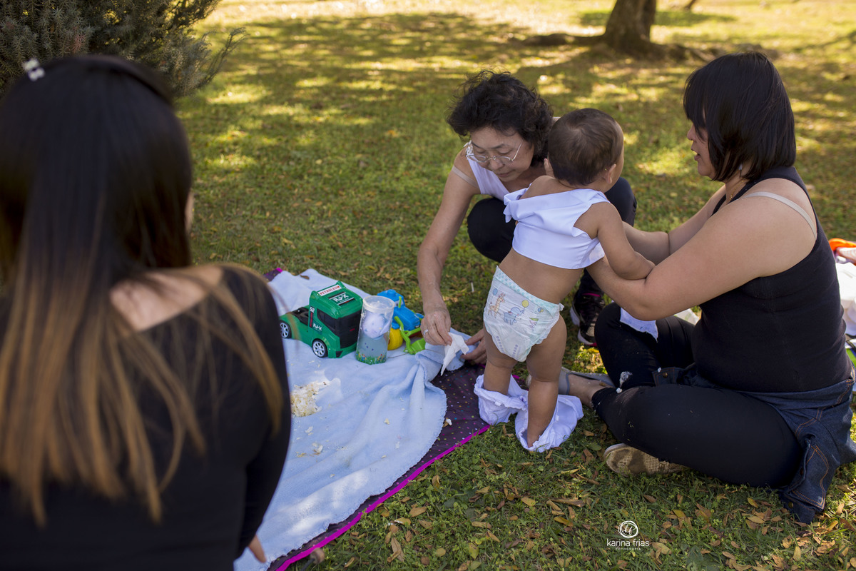 a familia troca o bebe apos ensaio infantil externo