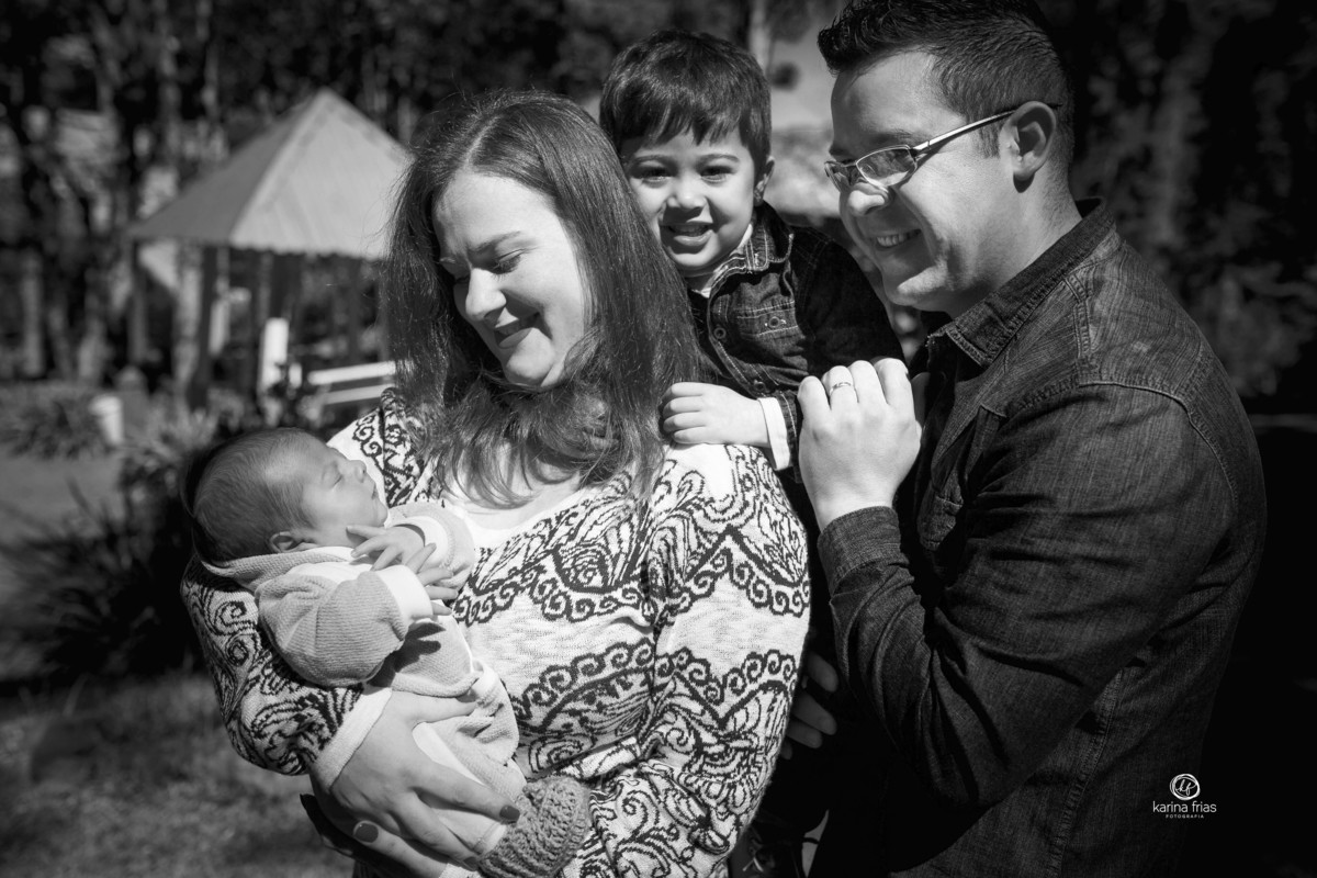 NO ENSAIO DE FAMILIA, OS MODELOS SORRIEM