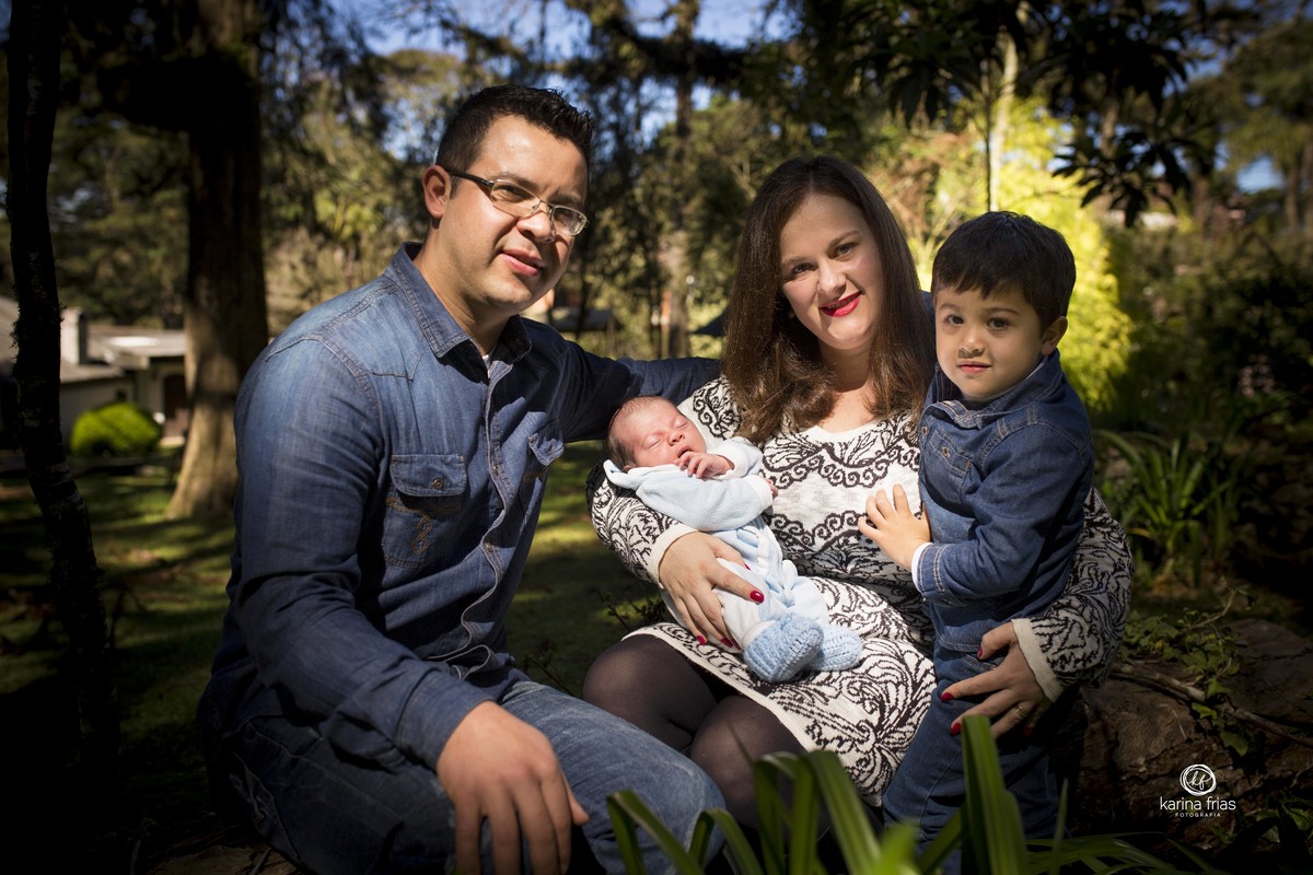 NO BOOK DE FAMILIA EXTERNO, A FAMILIA POSA PARA A FOTOGRAFA KARINA FRIAS