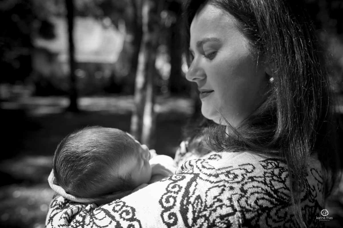 A MAE OLHA ATENTA AO FILHO NO ENSAIO EXTERNO DE FAMILIA