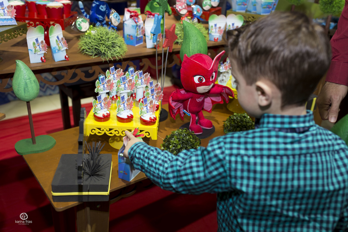 a criança brinca com a decoração em aniversario infantil