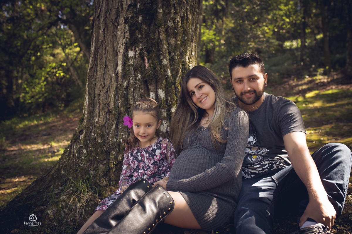 a familia posa no ensaio externo de gestante