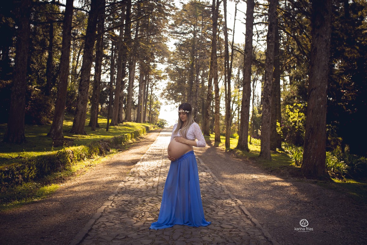 a gestante posa para a fotografa de familia de caxias do sul, karina frias