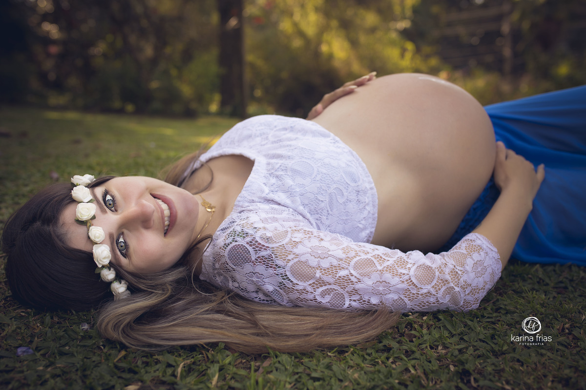 a gestante olha para a fotografa de familia karina frias
