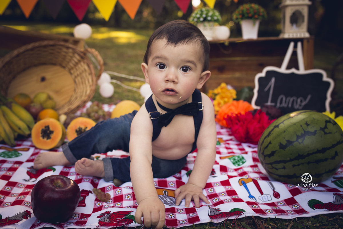 A CRIANÇA OLHA PARA A FOTOGRAFA DE FAMILIA, KARINA FRIAS