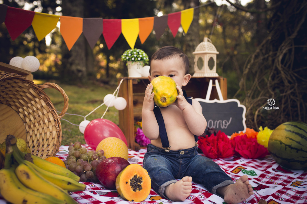 A CRIANÇA COME O MAMAO NO ENSAIO EXTERNO