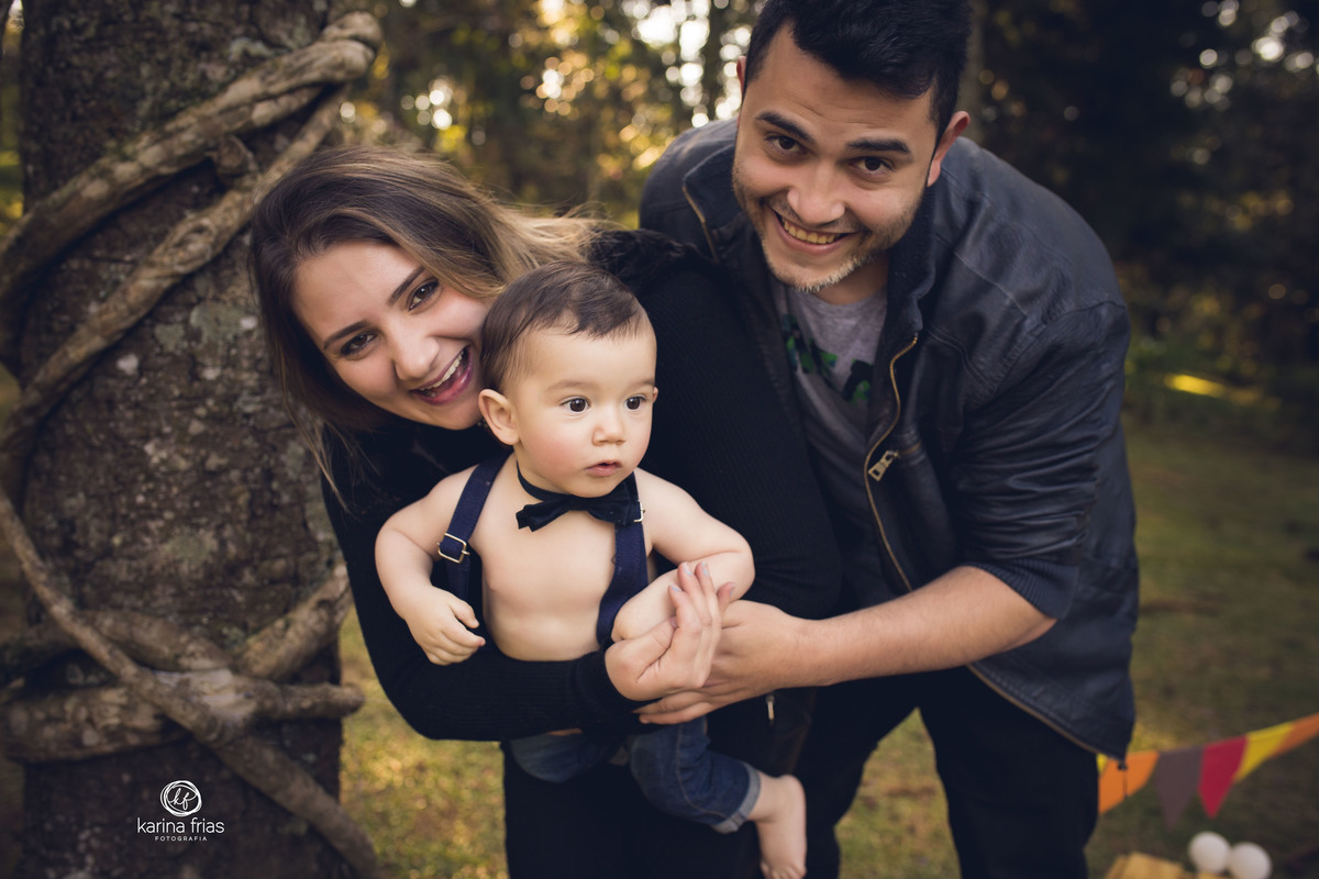 NO ENSAIO DE UM ANINHO, SMASH THE FRUIT, OS PAIS BRINCAM COM O BEBE