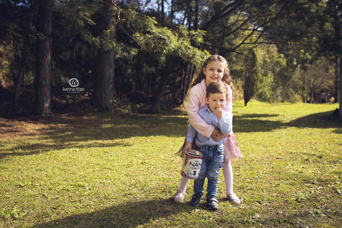 OS IRMAOS SE ABRAÇAM PARA AS FOTOS