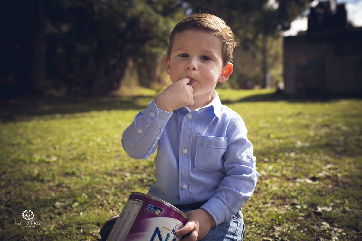 O MENINO LAMBE A LATA DO LEITE