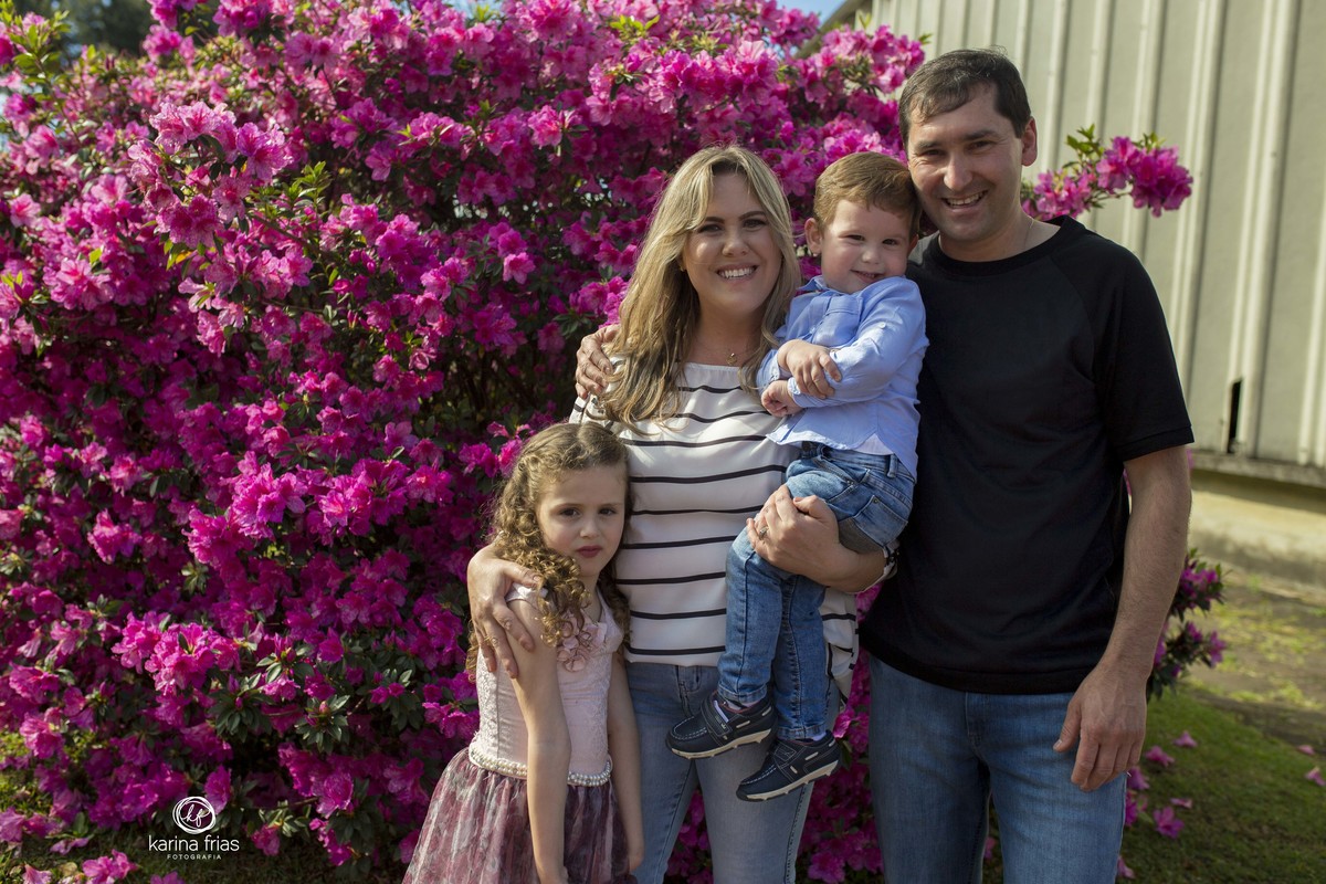 A FAMILIA POSA PARA A FOTOGRAFA DE FAMILIA DE CAXIAS DO SUL