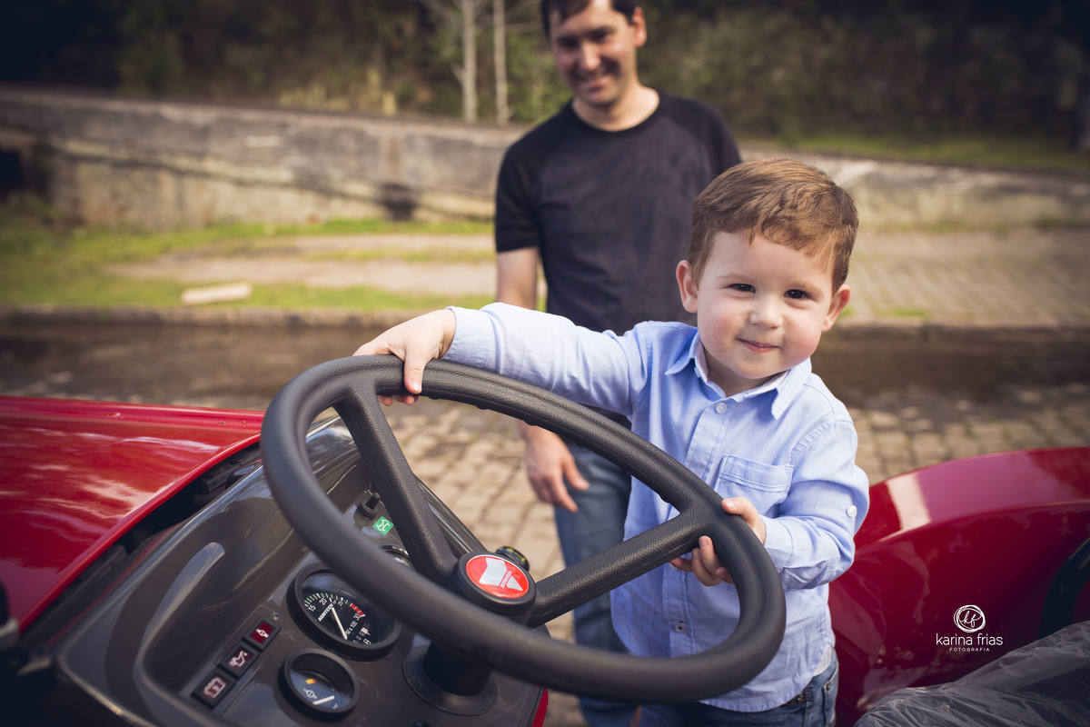 O MENINO BRINCA NO TRATOR