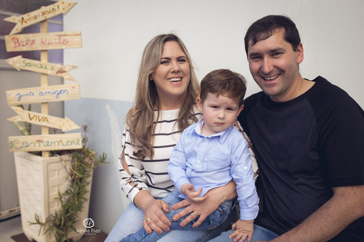 OS PAIS SENTAM PERTO DAS PLACAS NO ENSAIO EXTERNO