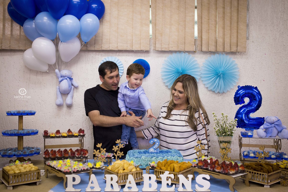 O MENINO BRINCA NA MESA DE SEU ANIVERSARIO