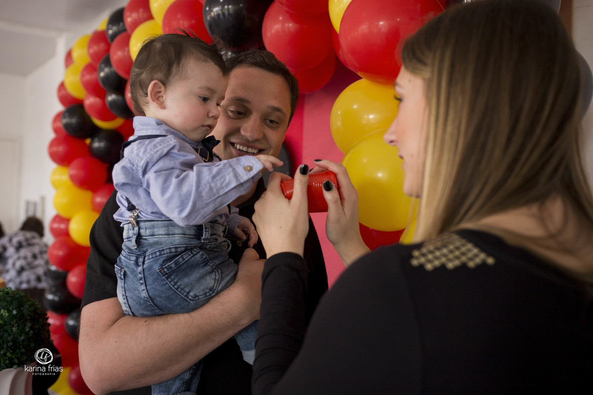 A CRIANÇA BRINCA COM OS DINDOS NA FESTA DE ANIVERSARIO