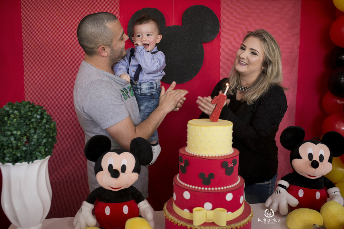 A FAmilia canta parabens no aniversario
