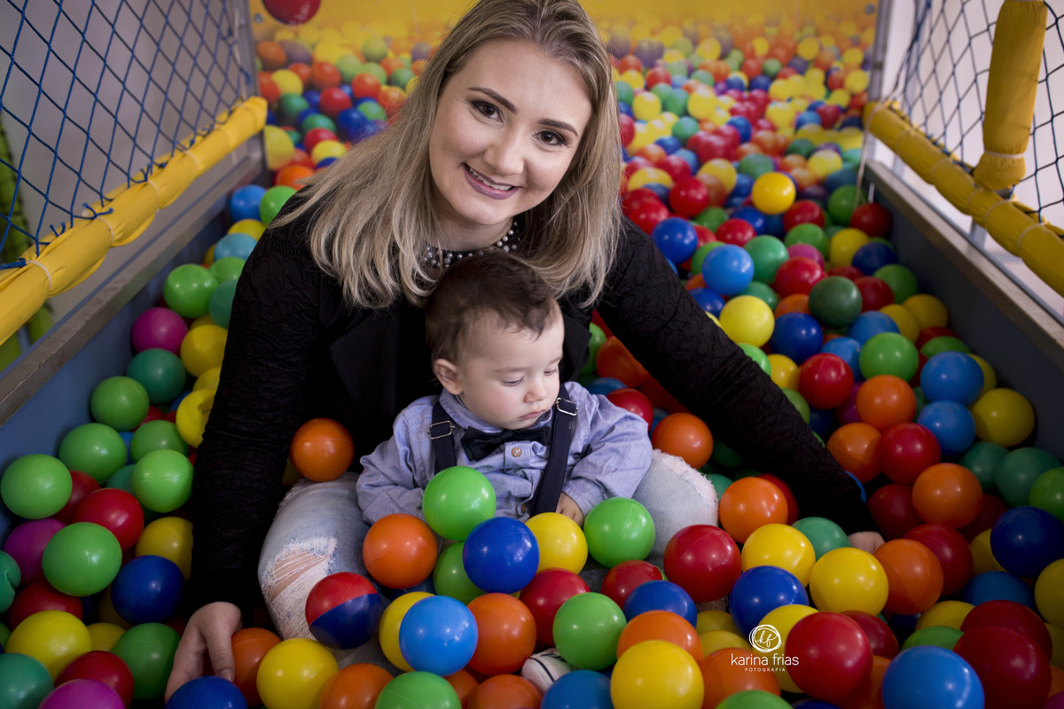 a mae esta brincando com o filho na piscina de bolinhas