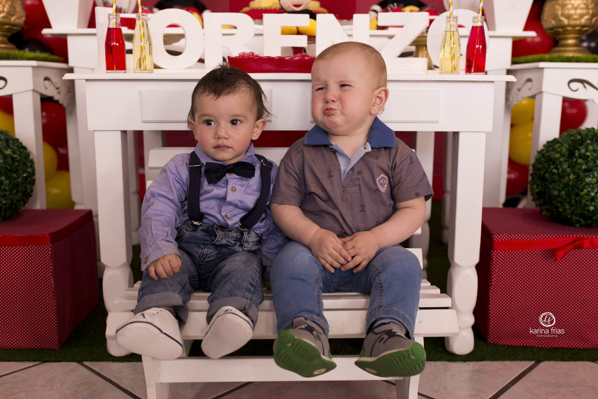 as crianças posam para a fotografa de familia de caxias do sul.