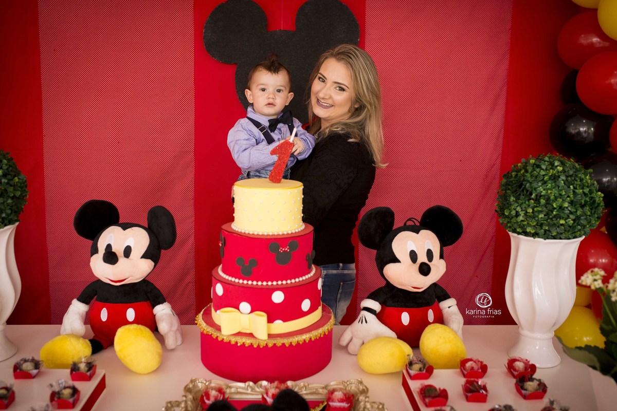 a mae segura o bebe na festa