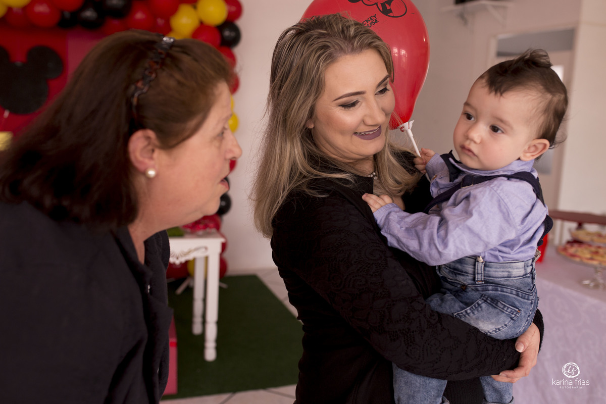 o  menino olha para a tia na festa