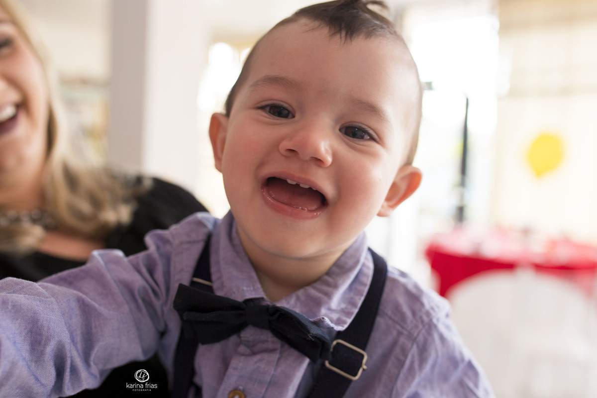 o menino sorri para a fotografa de familia karina frias