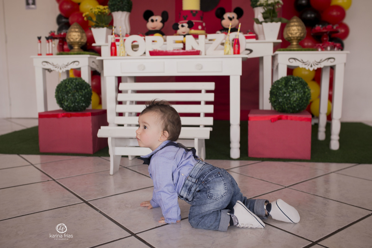 o menino esta engatinhando na sua festa de aniver