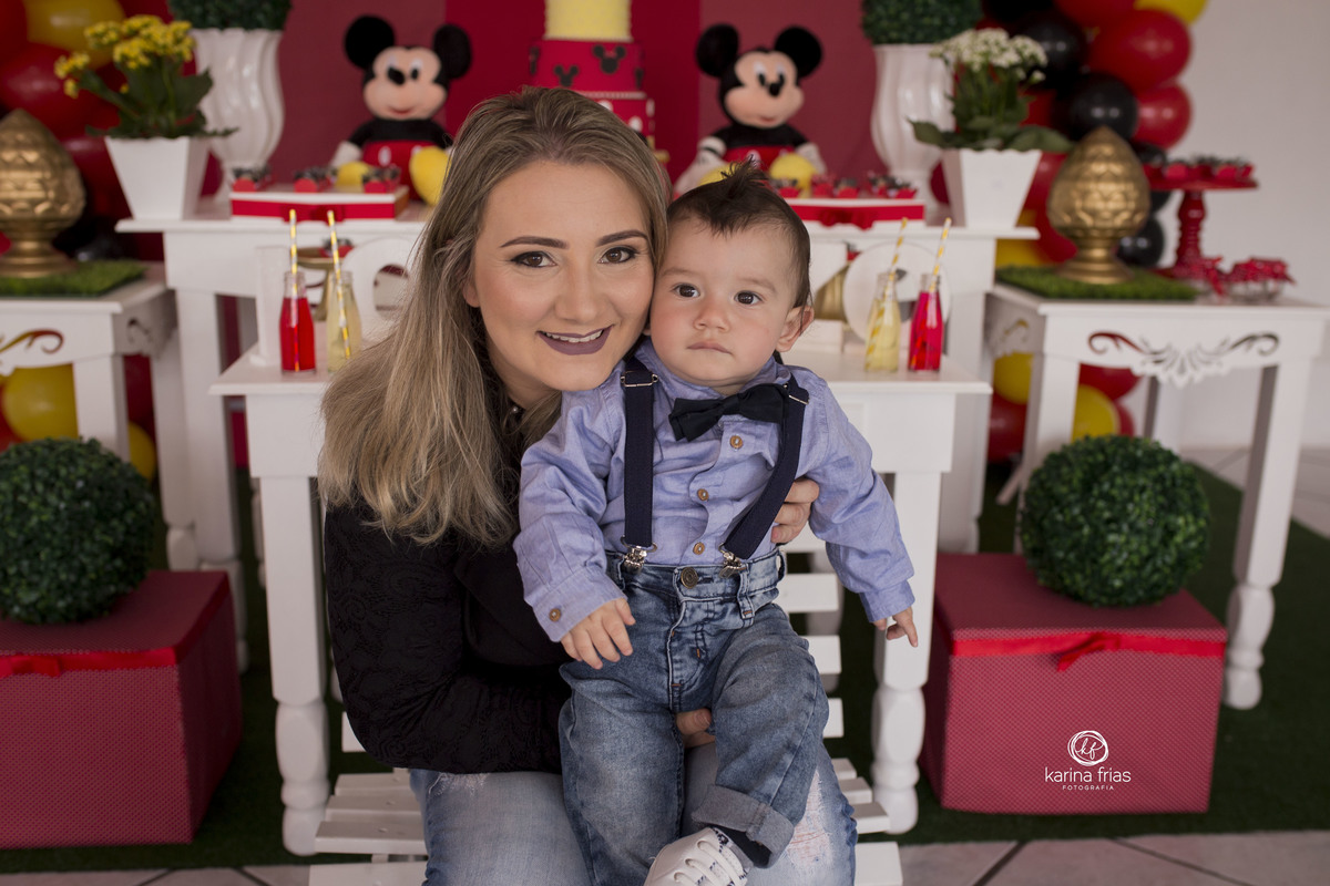 a mae pega o menino no colo para as fotos de aniversario