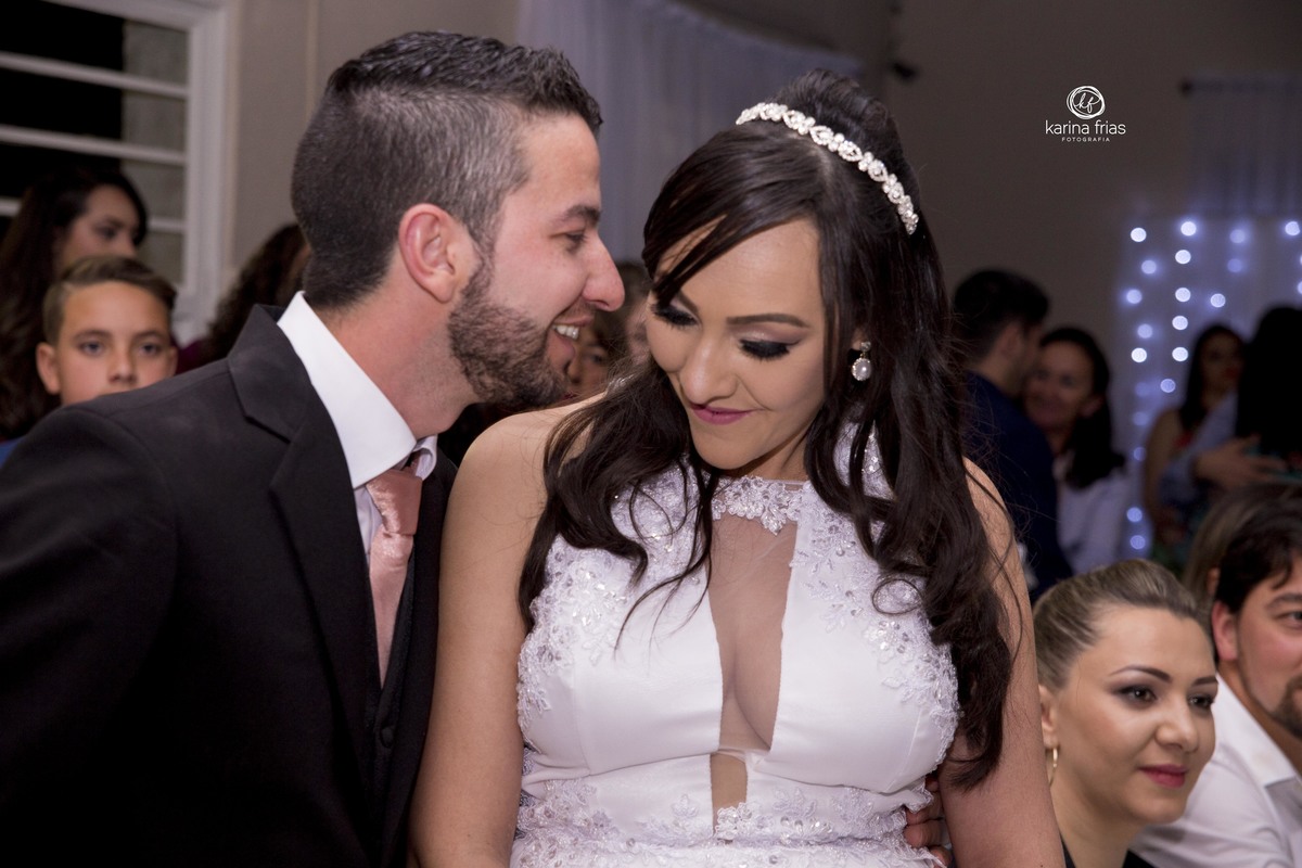 o noivo cochicha no ouvido danoiva durante as fotos de casamento