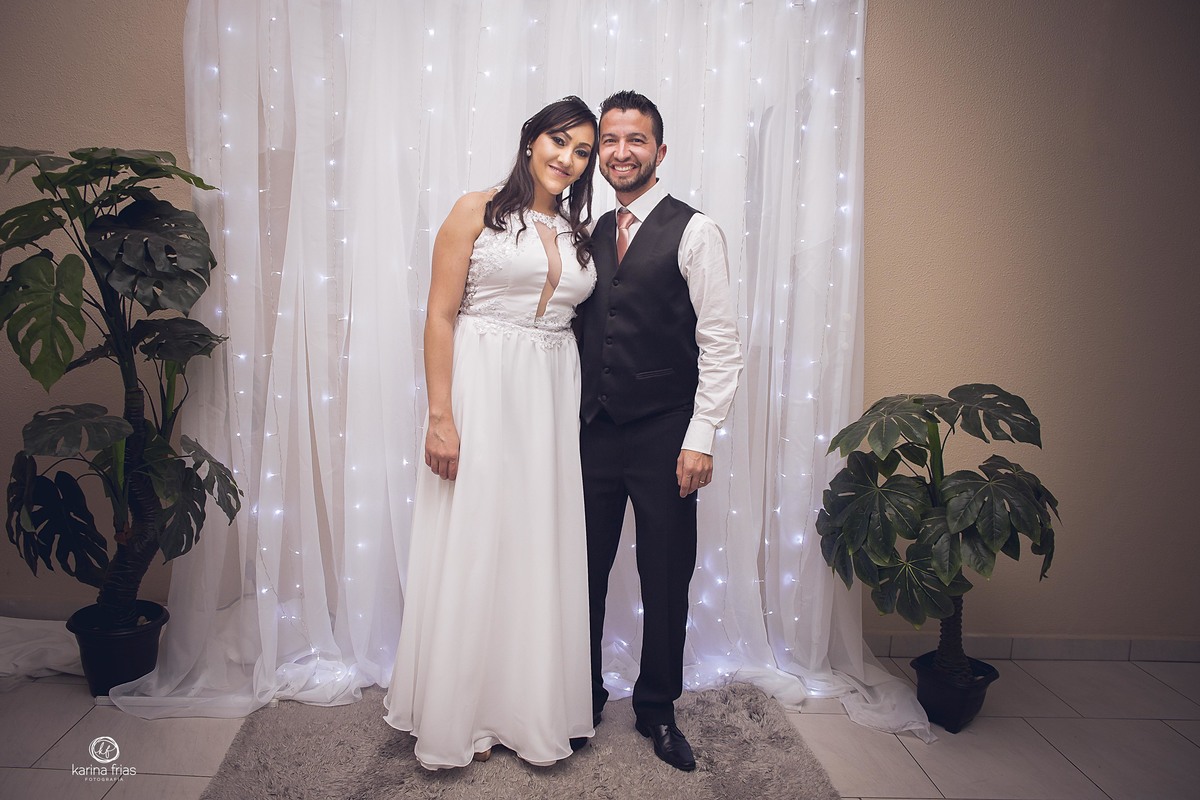 os noivos posam para a fotografa de familia de caxias do sul