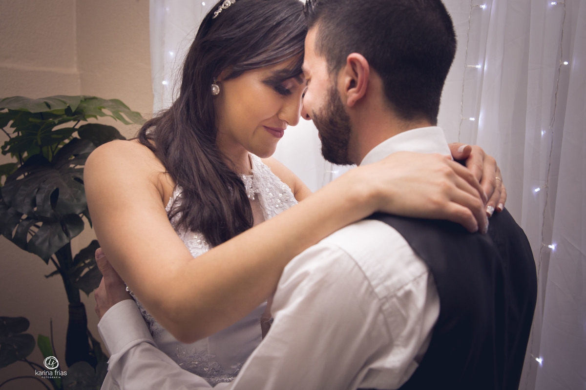 os noivos se abraçam para as fotos de casamento