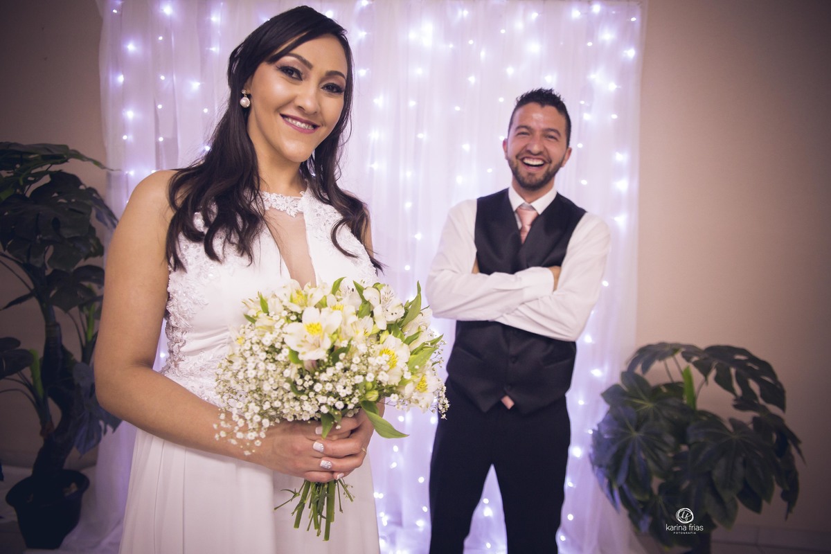 OS NOIVOS SORRIEM NA SESSÃO DE FOTOS DE CASAMENTO