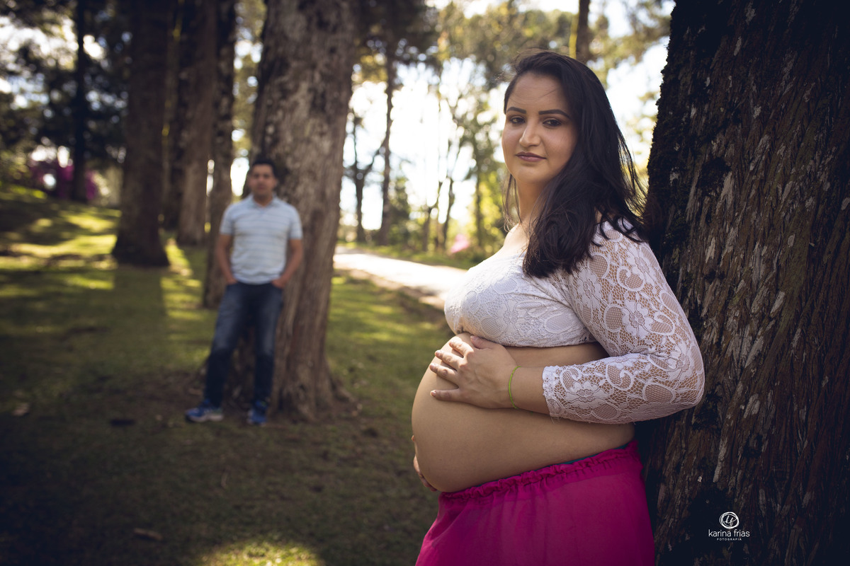 A GESTANTE OLHA PARA A FOTOGRAFA DE FAMILIA DE CAXIAS DO SUL KARINA FRIAS