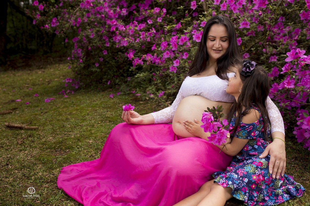 A GESTANTE ABRAÇA A SOBRINHA PARA A S FOTOS DO BOOK DE GESTANTE
