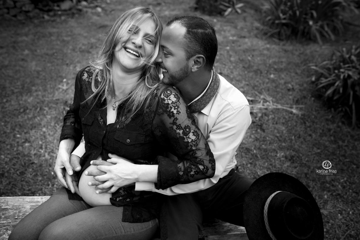 os pais brincam durante ensaio de gestante