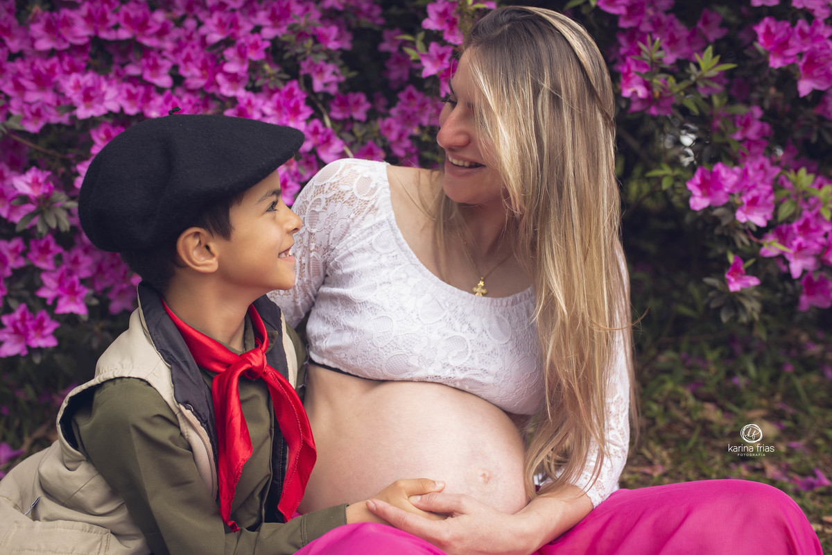 a mae sorri para o filho no ensaio de gestante