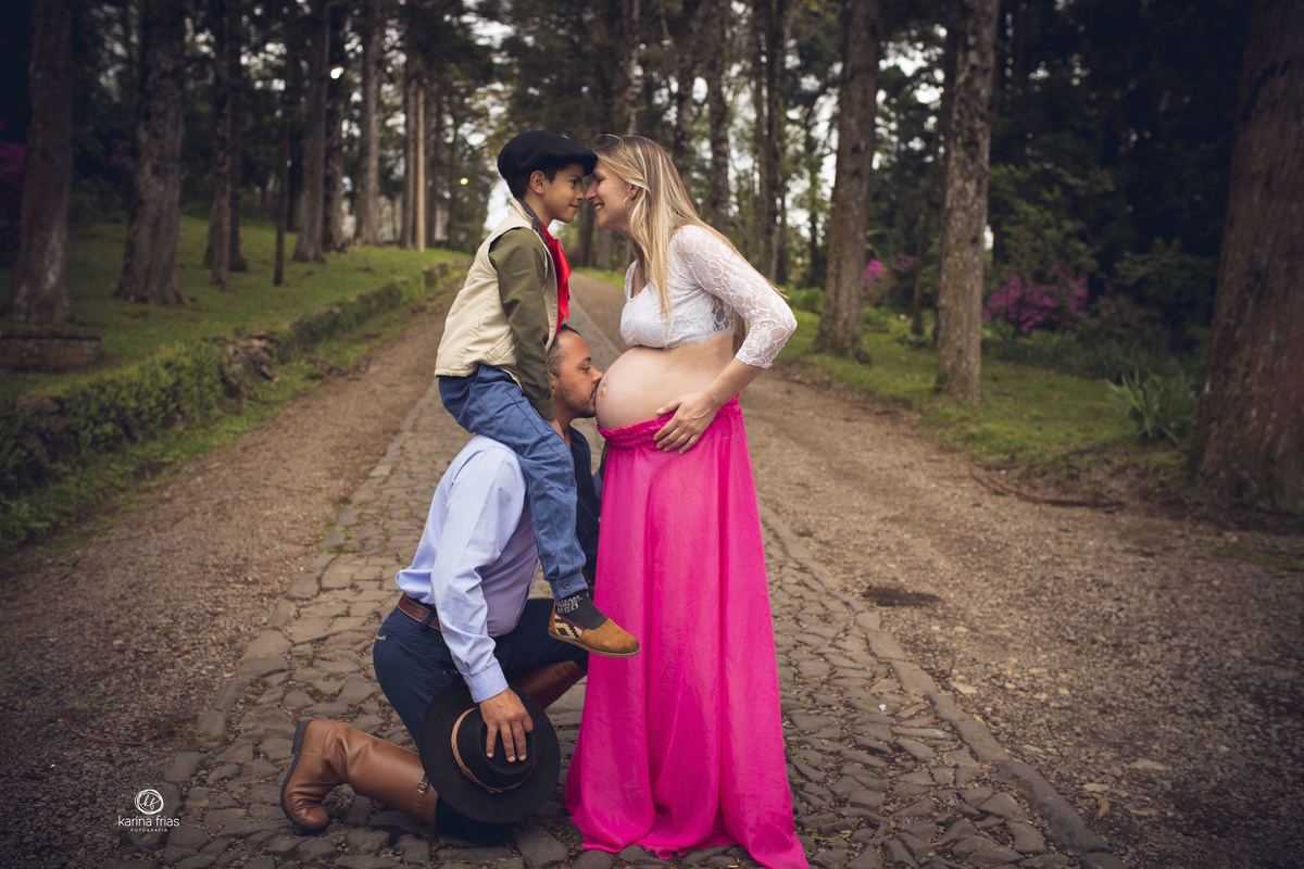 a familia brinca no ensaio externo