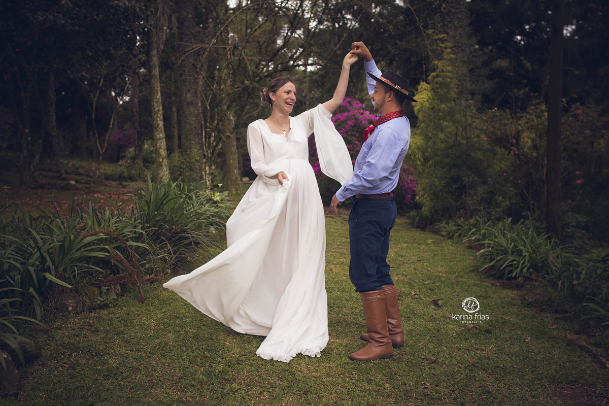 os pais dançam no ensaio de gestante