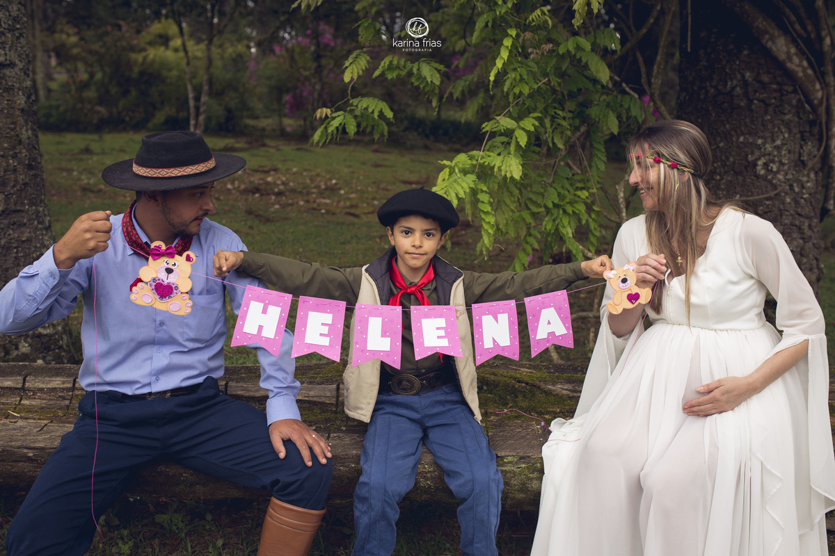 no ensaio de gestante levamos plaquinhas como acessorios