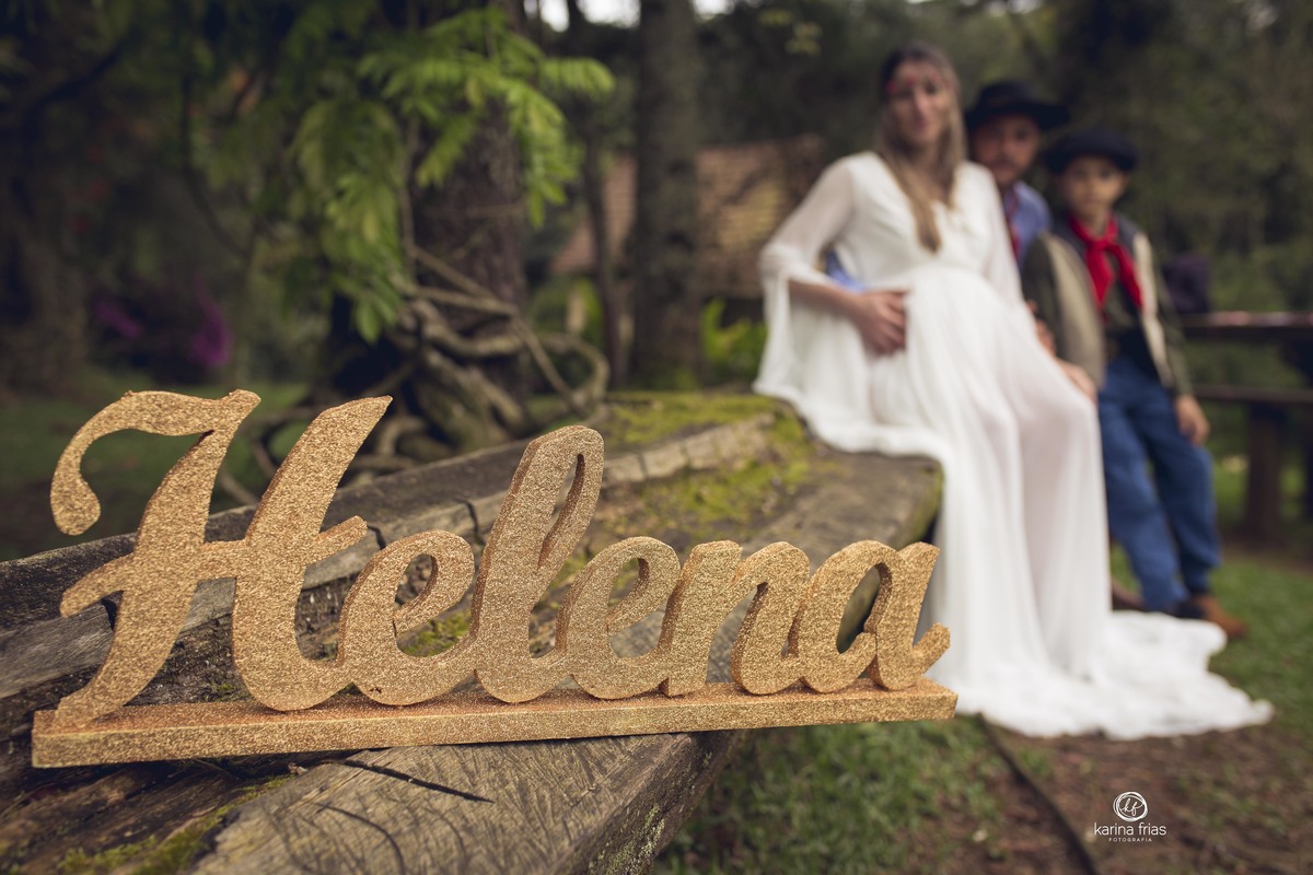 a familia esta ao fundo para as fotos do book de gestante