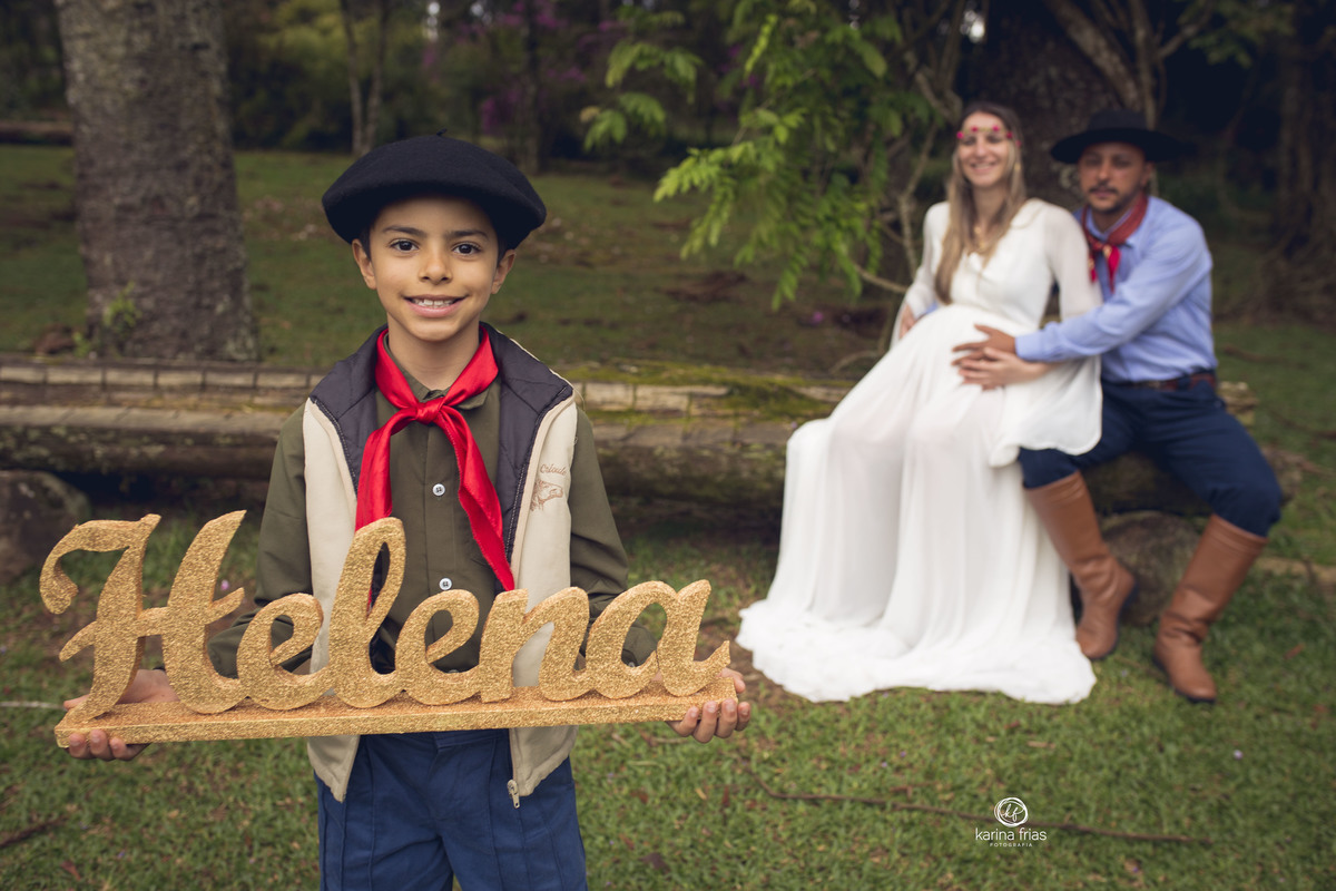 o filho segura a plaquinha para o book