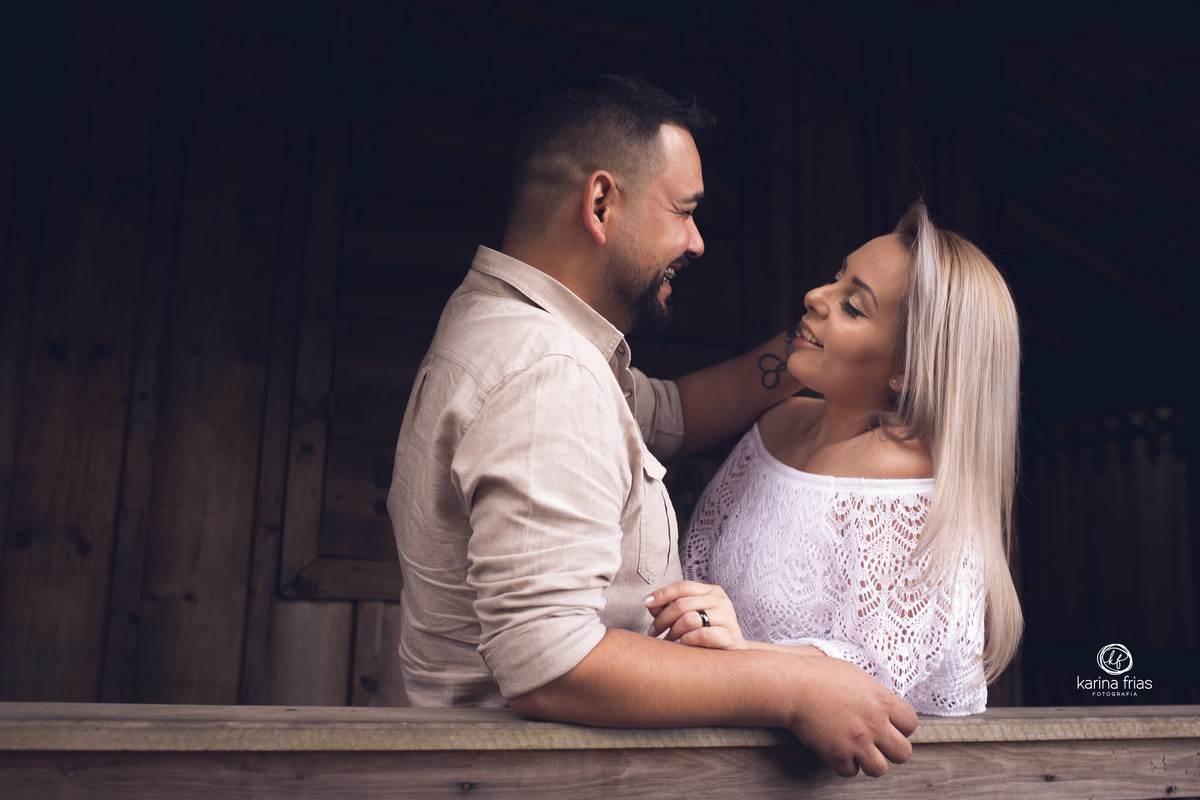 O CASAL BRINCA DURANTE ENSAIO EXTERNO