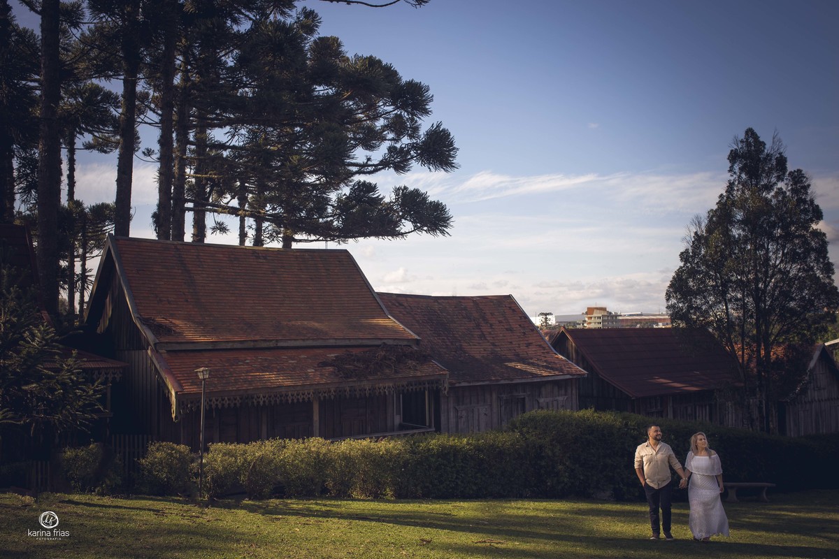 O CASAL ESTA CAMINHANDO ENQUANTO A FOTOGRAFA DE FAMILIA DE CAXIAS DO SUL REGISTRA O MOMENTO
