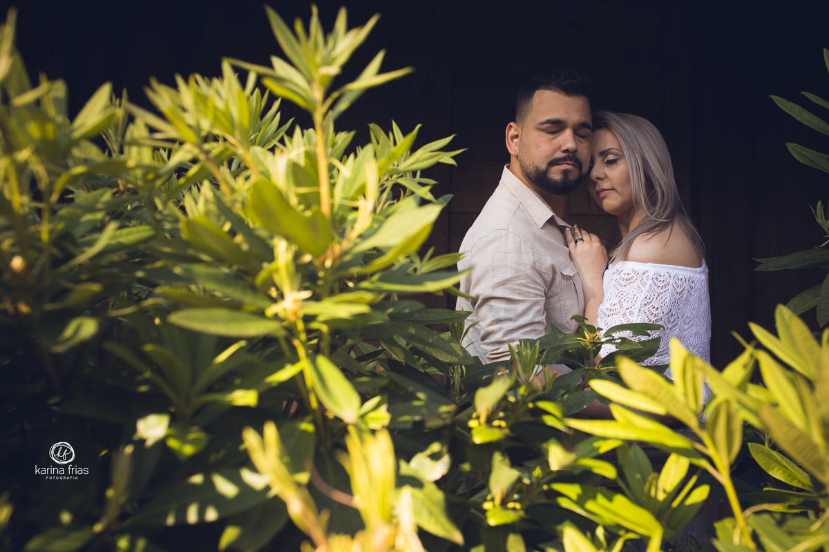 no ensaio de casal externo os noivos se abraçam