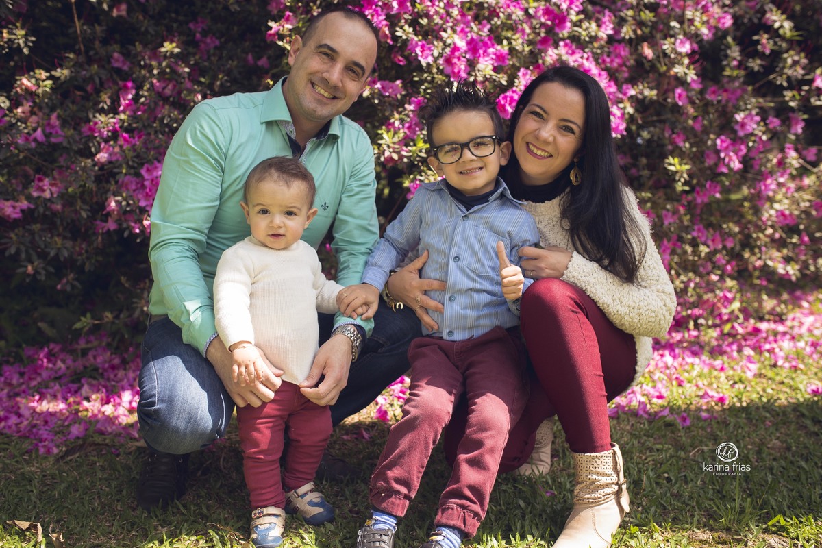 A FAMILIA POSA PARA A FOTOGRAFA DE FAMILIA DE CAXIAS DO SUL-RS, KARINA FRIAS