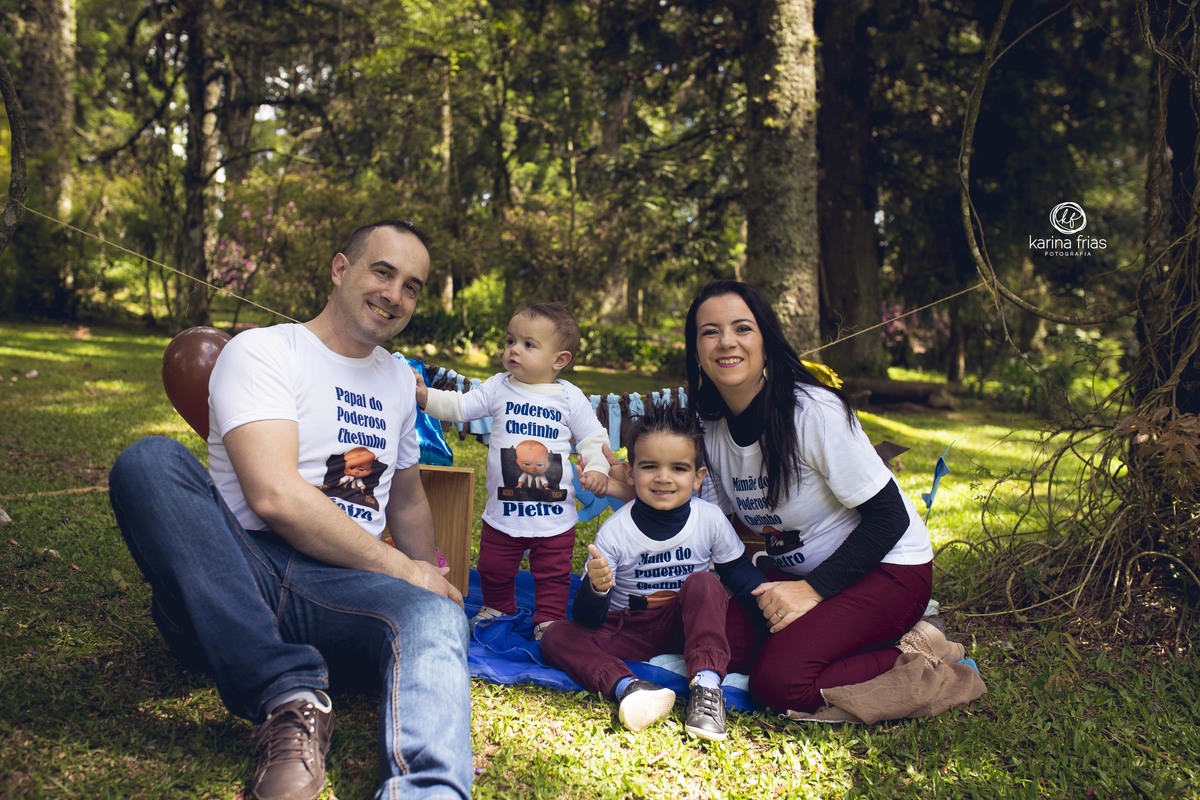 a familia senta no cenario para as fotos externas