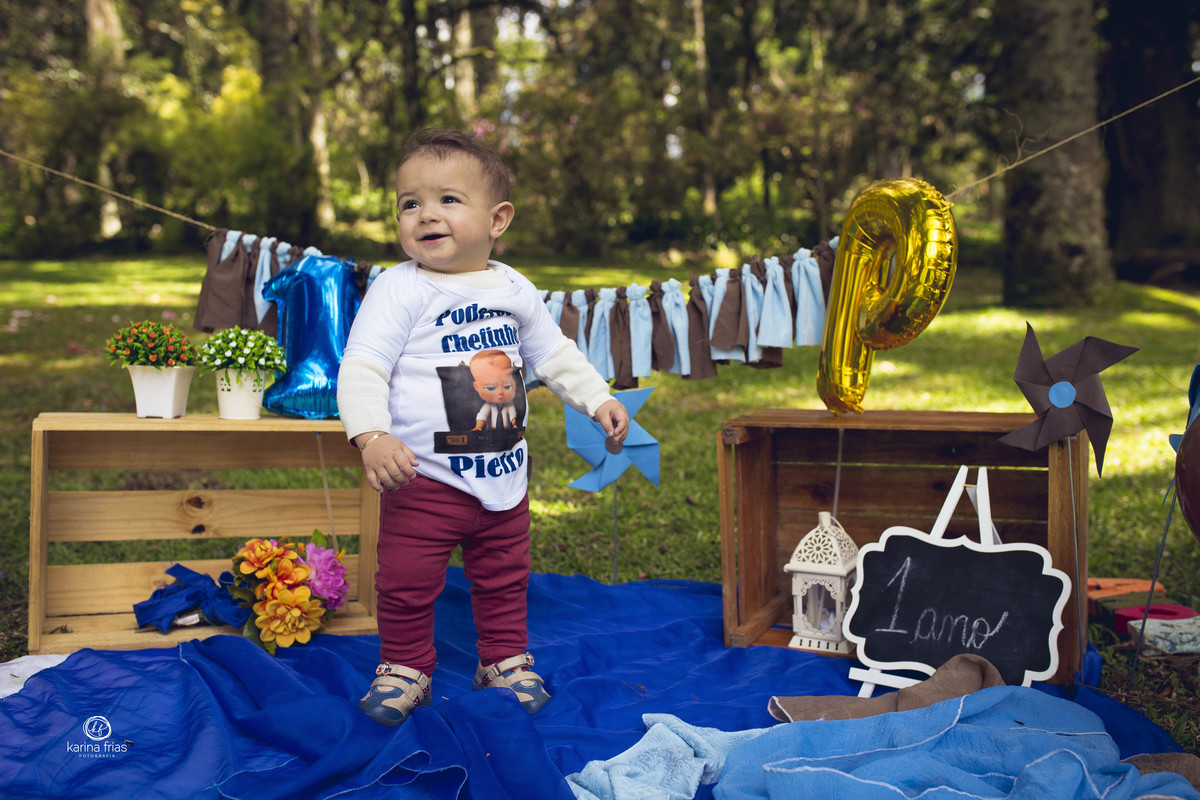 o bebe fica de pe nas fotos do smash the cake