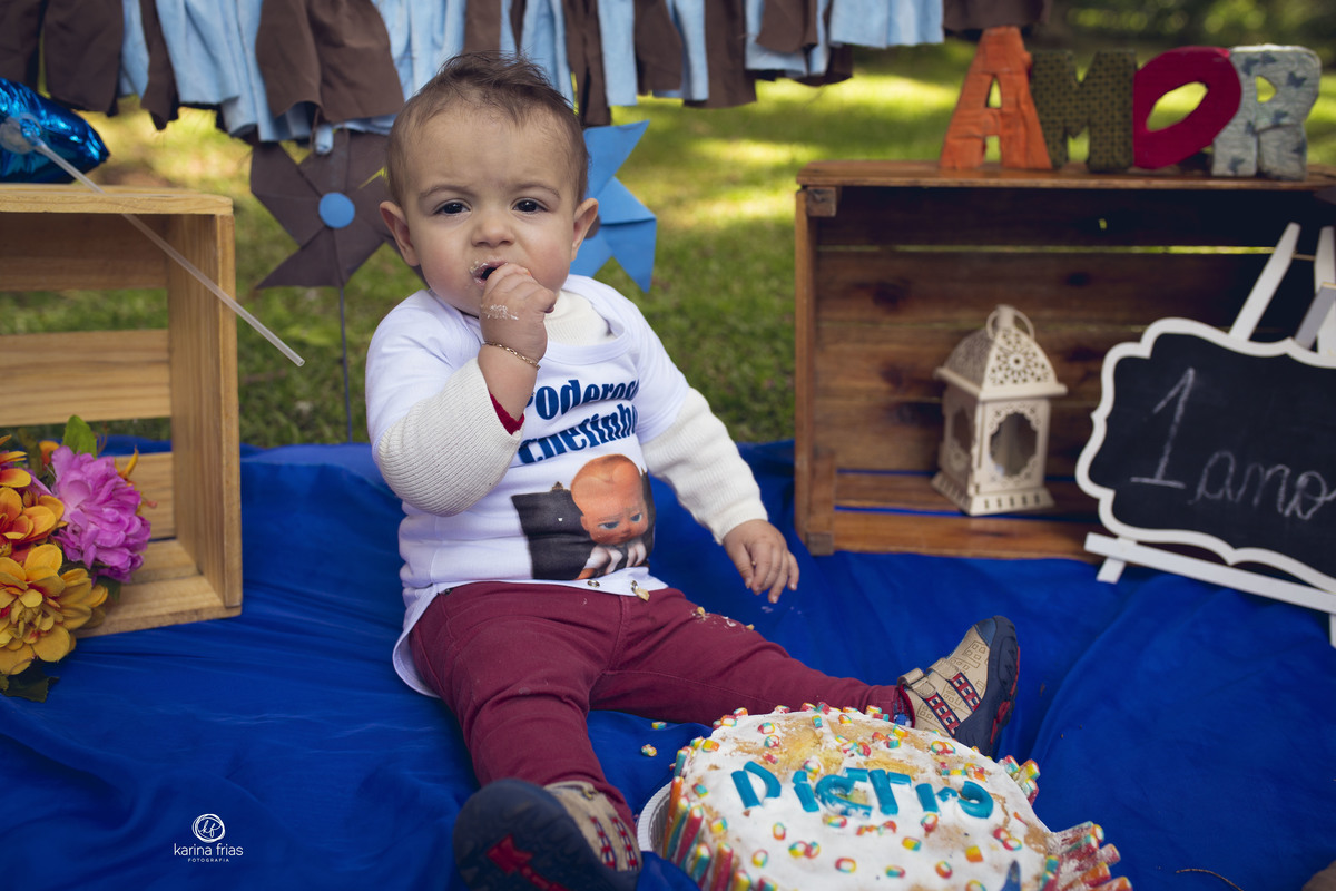 o bebe se lambuja com o bolo no ensaio externo