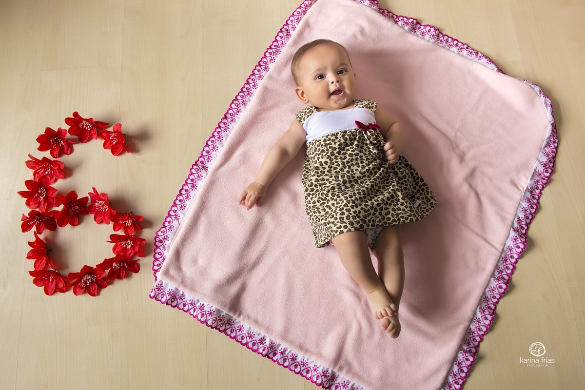 COLOCAMOS O NUMERO 6 COM FLORES NO ACOMPANHAMENTO MENSAL