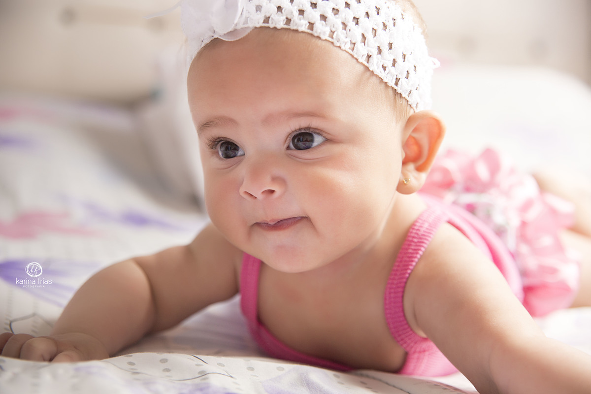 A BEBE ESTA DE BRUÇOS NO ENSAIO INFANTIL