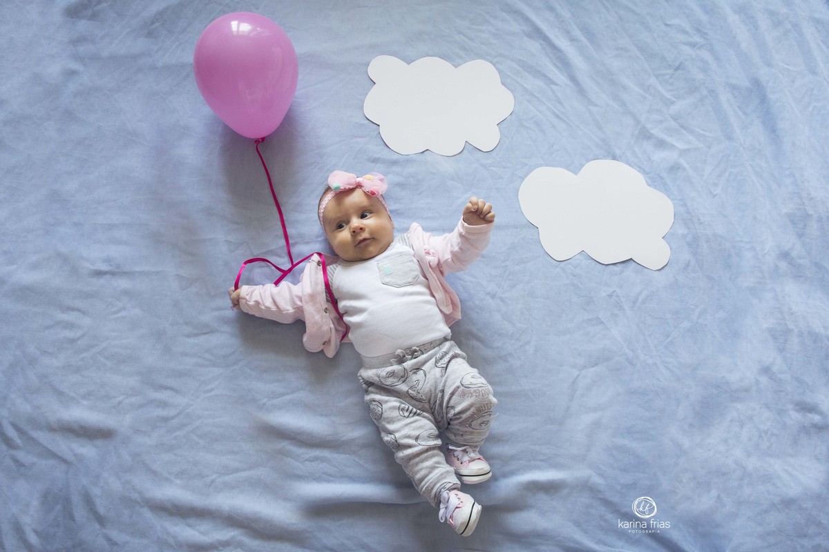 A BEBE ESTA NO CEU SEGURANDO O BALÃO